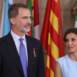 La Reina Letizia mira con cariÃ±o al Rey Felipe en el quinto aniversario de reinado de Felipe VI