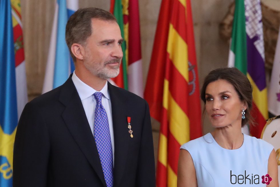 La Reina Letizia mira con cariño al Rey Felipe en el quinto aniversario de reinado de Felipe VI