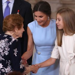 La Reina Letizia y la Infanta SofÃ­a saludan a Clotilde Veniel en el quinto aniversario de reinado de Felipe VI