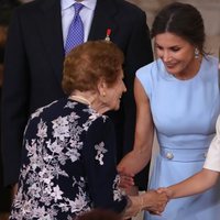 La Reina Letizia y la Infanta Sofía saludan a Clotilde Veniel en el quinto aniversario de reinado de Felipe VI