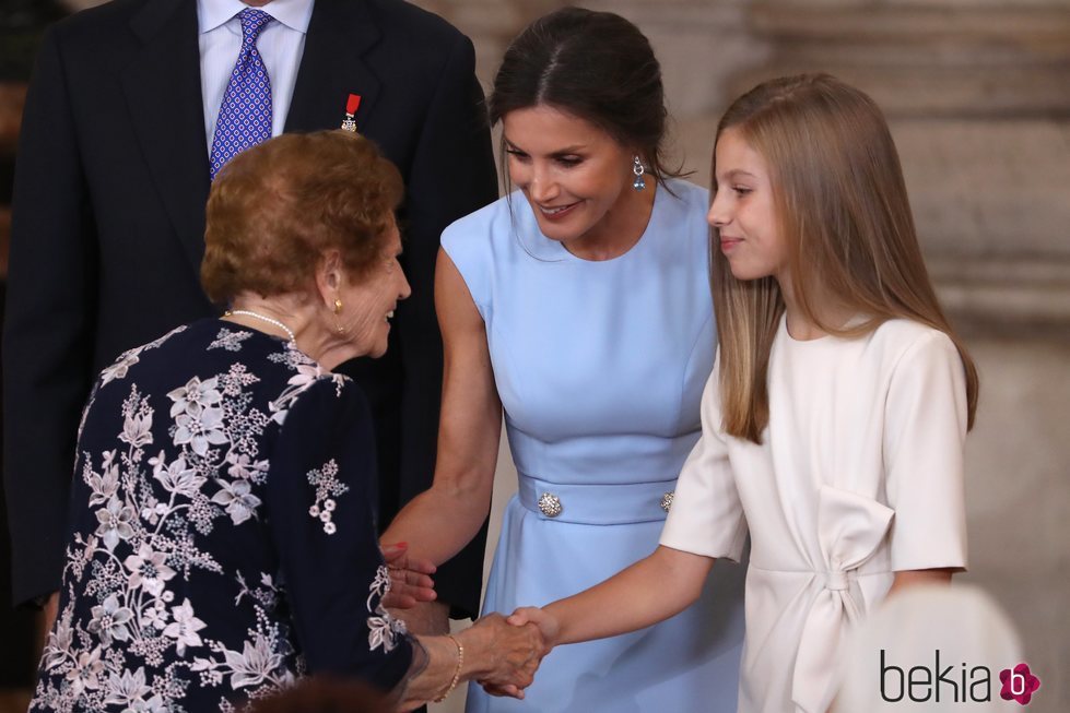 La Reina Letizia y la Infanta Sofía saludan a Clotilde Veniel en el quinto aniversario de reinado de Felipe VI