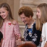 La Princesa Leonor y la Infanta Sofía con Clotilde Veniel en el quinto aniversario de reinado de Felipe VI