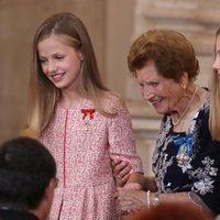 La Princesa Leonor y la Infanta Sofía con Clotilde Veniel en el quinto aniversario de reinado de Felipe VI