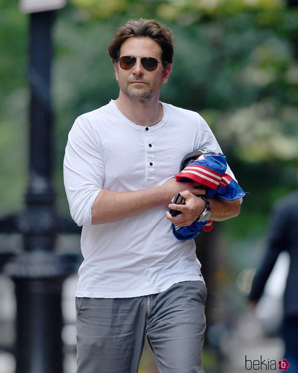 Bradley Cooper paseando en solitario por Nueva York tras la ruptura con Irina Shayk