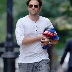 Bradley Cooper paseando en solitario por Nueva York tras la ruptura con Irina Shayk