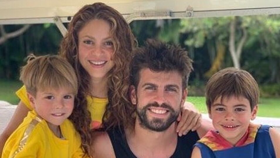 Shakira y Gerard Piqué con sus hijos Sasha y Milan de vacaciones