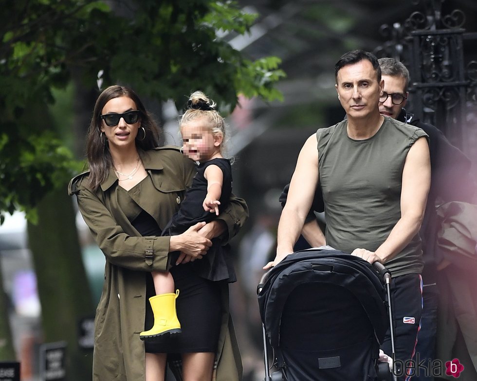 Irina Shayk con su hija Lea y un amigo paseando por Nueva York