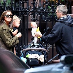 Irina Shayk con su hija Lea y su amigo cogiendo un muñeco por Nueva York