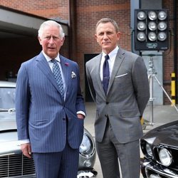 El Príncipe Carlos y David Craig visitando los estudios de James Bond