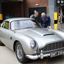 El Príncipe Carlos y Daniel Craig observando un coche en el set de rodaje de James Bond