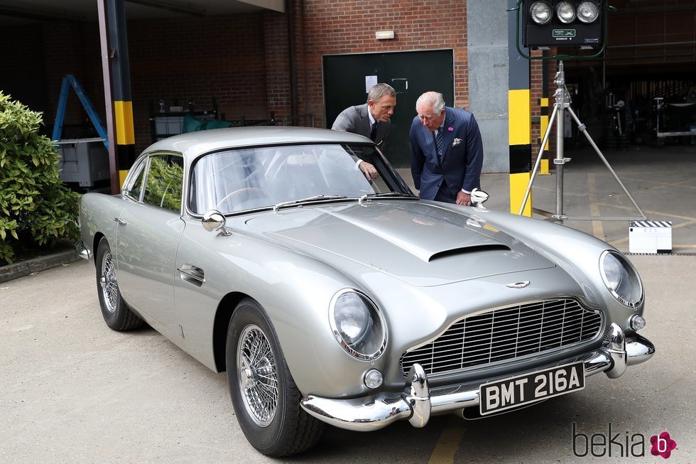 El Príncipe Carlos y Daniel Craig observando un coche en el set de rodaje de James Bond