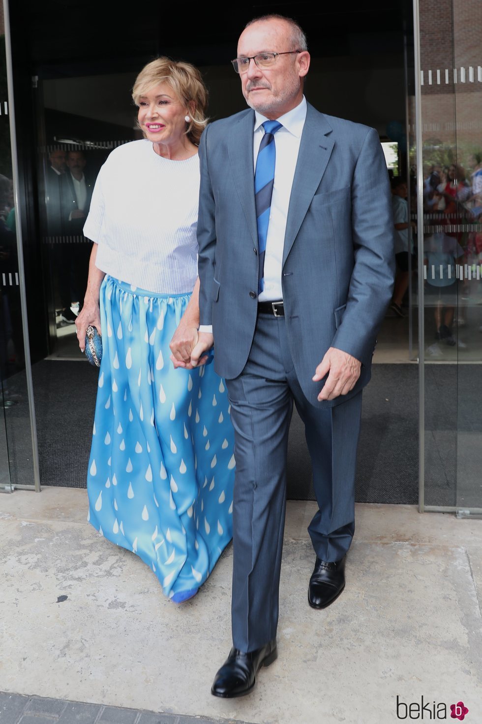 Mila Ximénez y su hermano yendo a la boda de Belén Esteban y Miguel Marcos