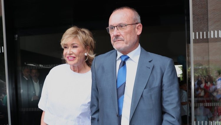 Mila Ximénez y su hermano yendo a la boda de Belén Esteban y Miguel Marcos