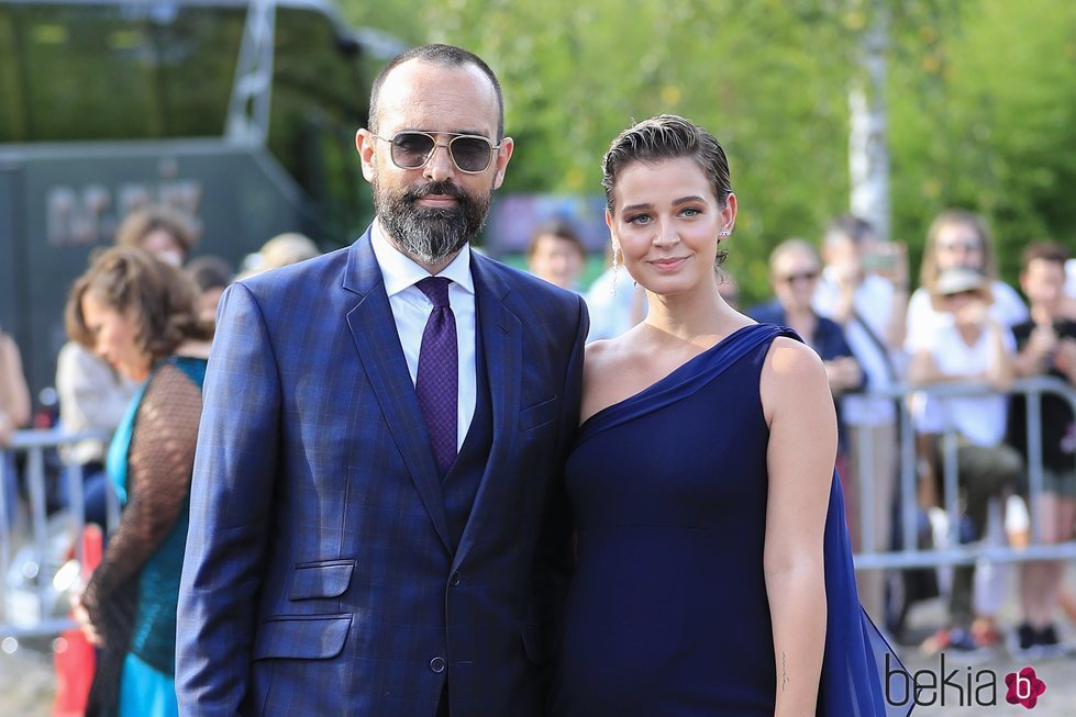 Laura Escanes y Risto Mejide posando en la boda de María Pombo y Pablo Castellano