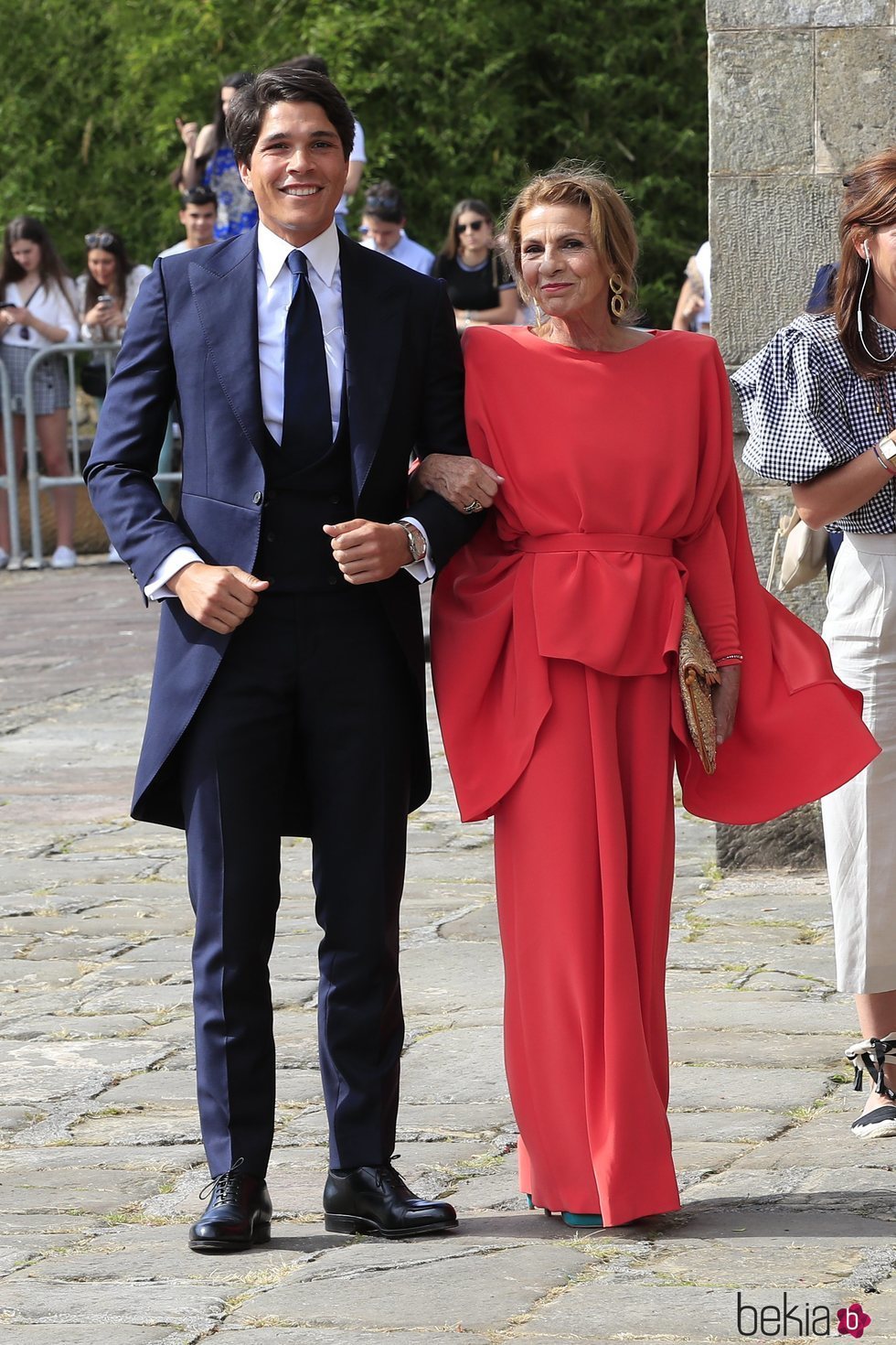 Pablo Castellano con su madre llegando a su boda con María Pombo