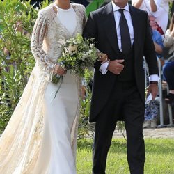 María Pombo llegando a la boda del brazo de su padre