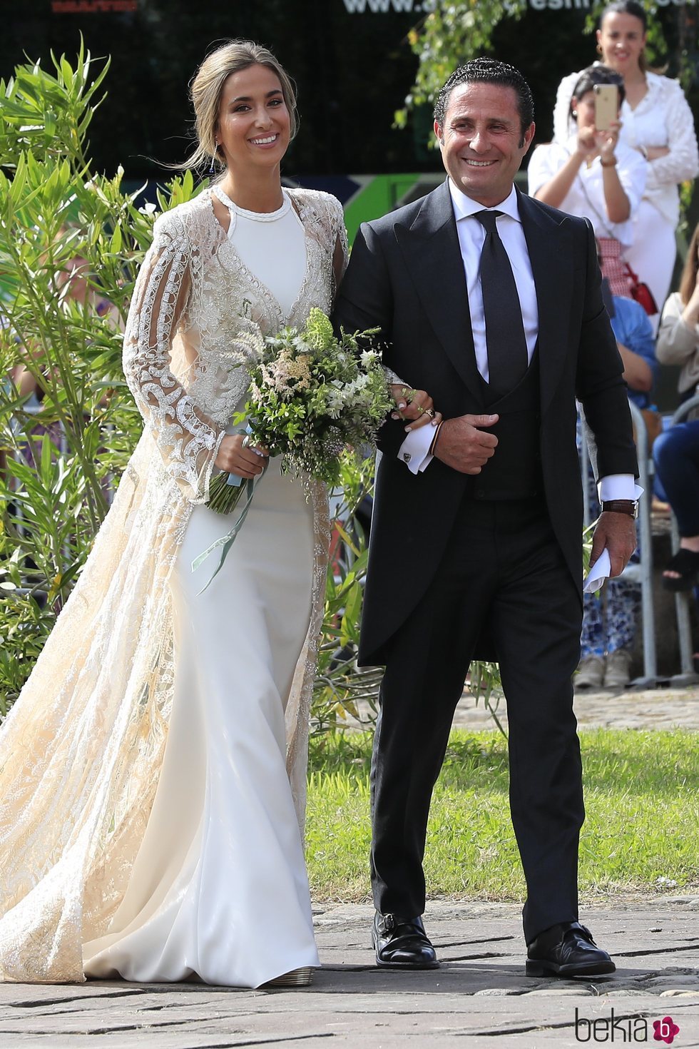 María Pombo llegando a la boda del brazo de su padre