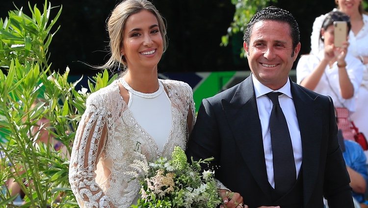 María Pombo llegando a la boda del brazo de su padre