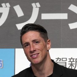 Fernando Torres sonriente en la rueda de prensa de su retirada