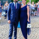 Laura Escanes posa junto a su marido Risto Mejide en la boda de María Pombo y Pablo Castellano