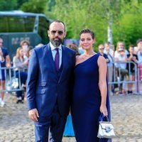 Laura Escanes posa junto a su marido Risto Mejide en la boda de María Pombo y Pablo Castellano