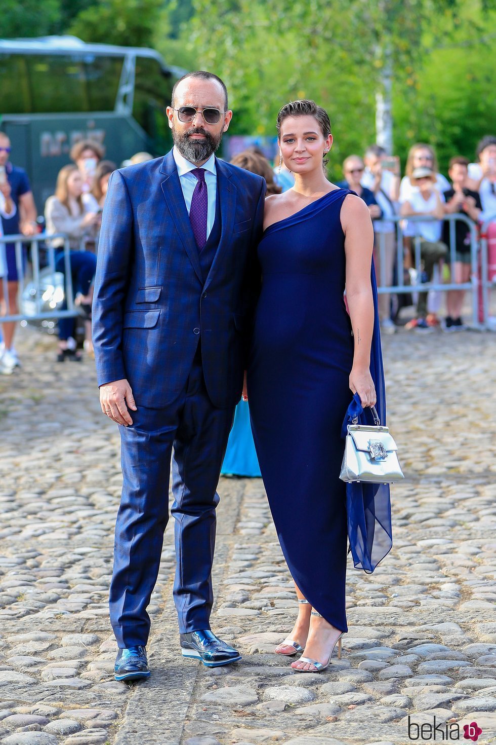 Laura Escanes posa junto a su marido Risto Mejide en la boda de María Pombo y Pablo Castellano