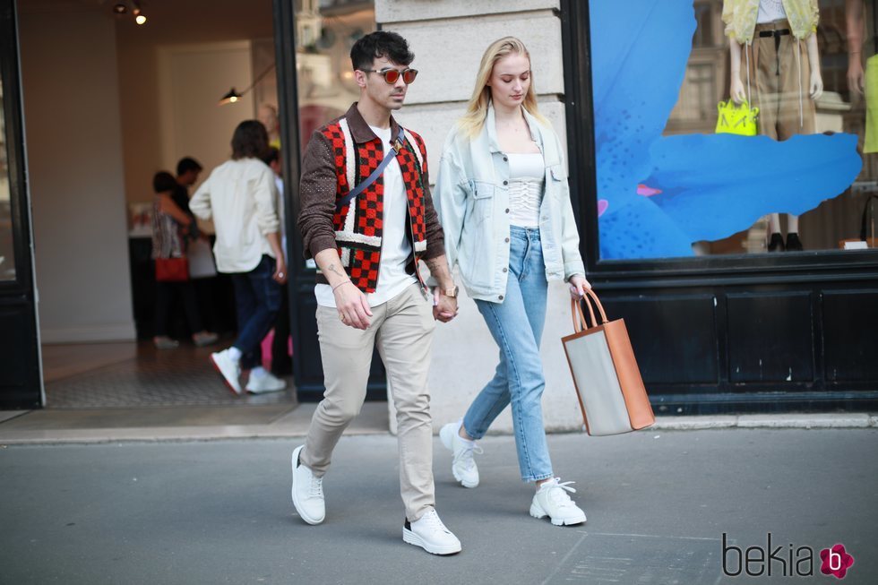 Joe Jonas y Sophie Turner de compras en París