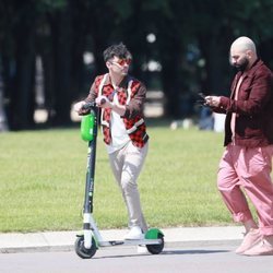 Joe Jonas de paseo con un patinete eléctrico en París