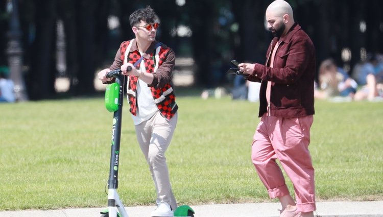 Joe Jonas de paseo con un patinete eléctrico en París