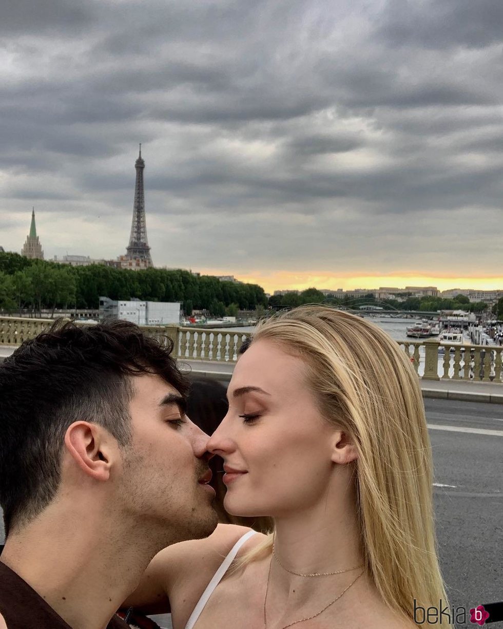 Joe Jonas y Sophie Turner derrochan su amor en París