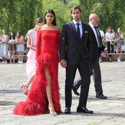 Marta Lozano y su pareja en la boda de María Pombo y Pablo Castellanos