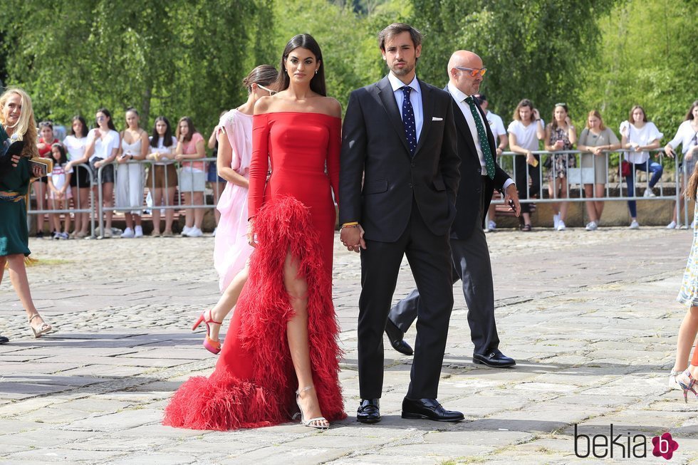 Marta Lozano y su pareja en la boda de María Pombo y Pablo Castellanos