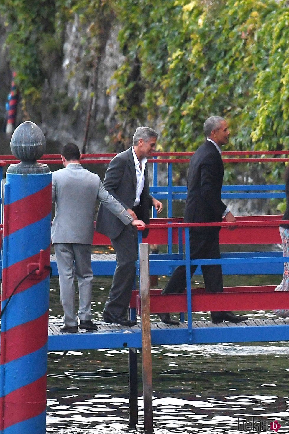 Barack Obama y George Clooney llegan en barco a una cena benéfica