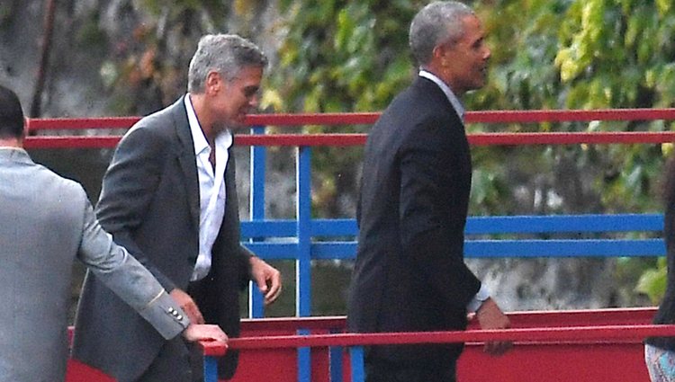 Barack Obama y George Clooney llegan en barco a una cena benéfica