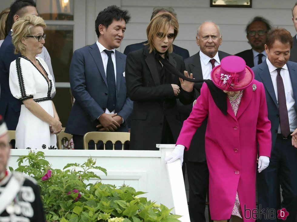 La Reina Isabel II golpeada por una bufanda