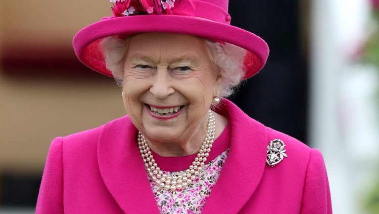 La Reina Isabel sonriente en el Royal Windsor Cup