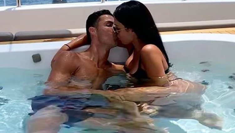 Cristiano Ronaldo y Georgina Rodríguez besándose en la costa de Saint Tropez