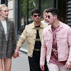 Nick Jonas, Sophie Turner y Joe Jonas paseando en París