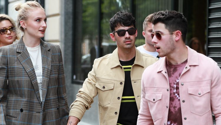 Nick Jonas, Sophie Turner y Joe Jonas paseando en París