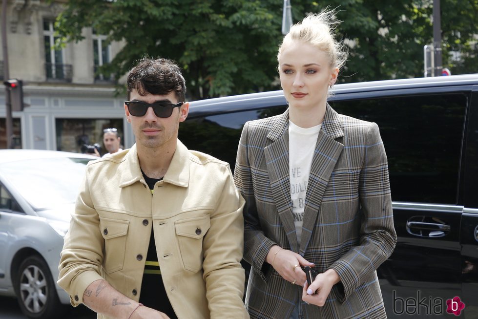 Joe Jonas y Sophie Turner pasean por las calles de París