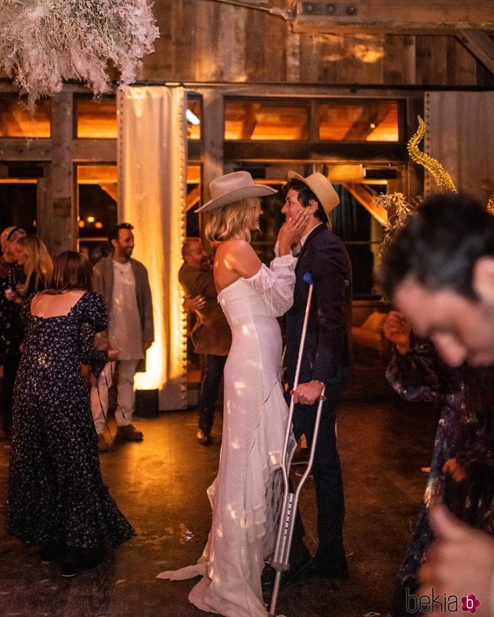 Karlie Kloss junto a su marido Joshua Kushner en la celebración de su boda con sus amigos