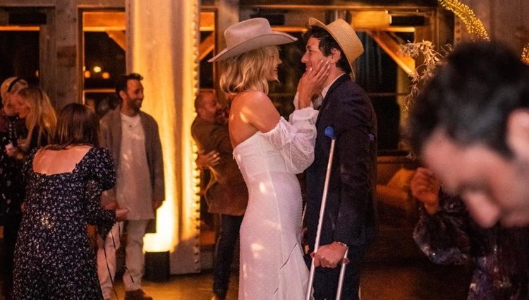 Karlie Kloss junto a su marido Joshua Kushner en la celebración de su boda con sus amigos