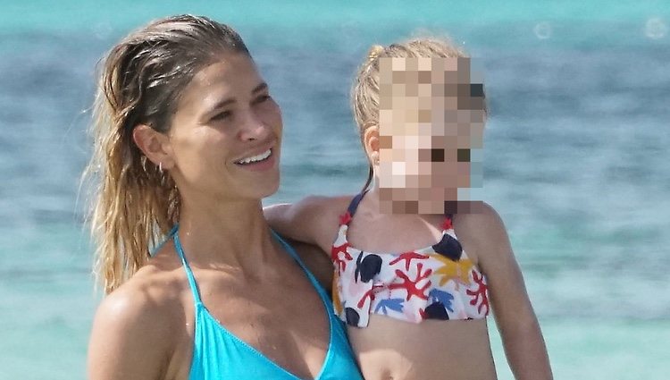 Carla Pereyra con su hija Francesca en las playas de Formentera