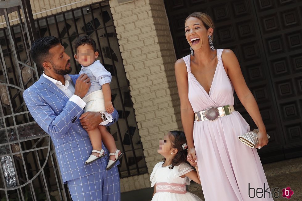 Tamara Gorro y Ezequiel Garay celebrando muy felices el bautizo de su hijo Antonio