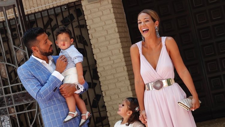 Tamara Gorro y Ezequiel Garay celebrando muy felices el bautizo de su hijo Antonio