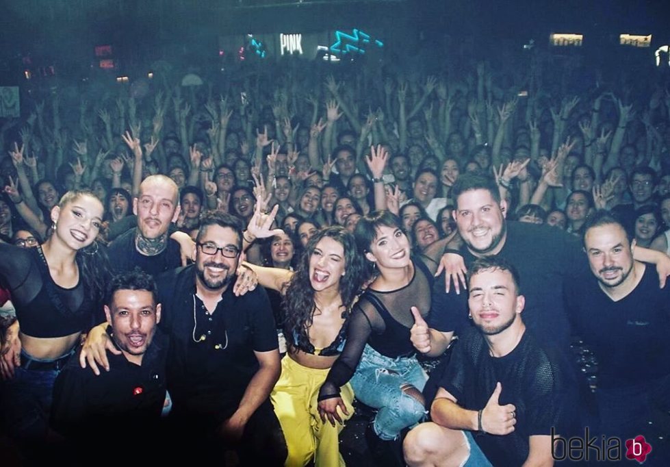 Ana Guerra con su equipo en su concierto de la sala But