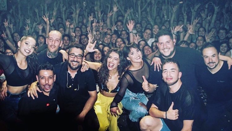 Ana Guerra con su equipo en su concierto de la sala But