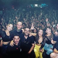 Ana Guerra con su equipo en su concierto de la sala But