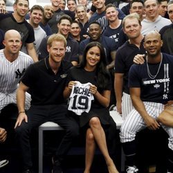 El Príncipe Harry y Meghan Markle acuden a un partido de béisbol y reciben regalos para su hijo Archie