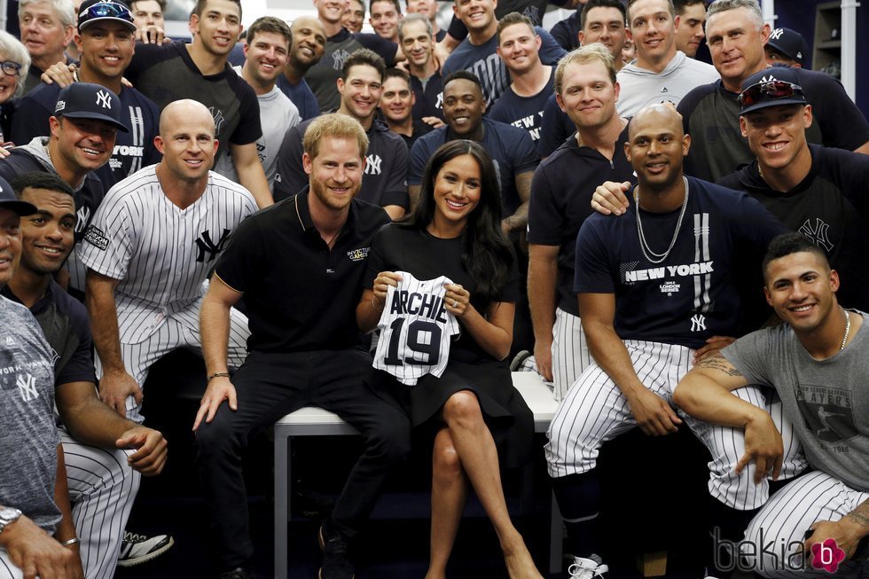 El Príncipe Harry y Meghan Markle acuden a un partido de béisbol y reciben regalos para su hijo Archie